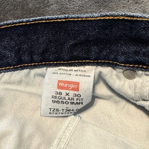 Wrangler Men's Dark Blue Relaxed Jeans 38X30 - Picture 2 of 5